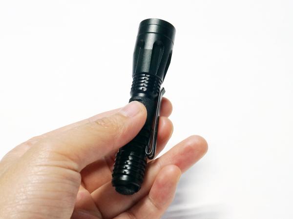 ตรวจสอบน้ำหนักขายร้อน 2AAA แบตเตอรี่สำลักหนักแบตเตอรี่ที่มีประโยชน์สีขาว IP67 เวลาทำงานนานปากกาไฟฉายขนาดเล็กนำ