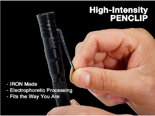 เข็มขัดนิรภัยขนาดพกพาขนาดกระทัดรัด 130 ลูเมน 2AA แบตเตอรี่ไฟฉายพร้อม Penclip